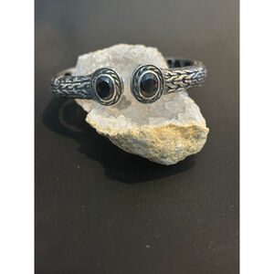 Gorgeous sterling silver Bracelet with dark purple stone Size 6.